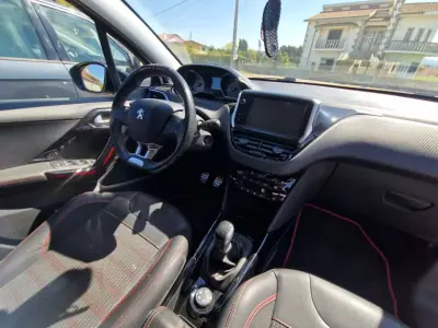 Peugeot 2008 2017 - 12990 EUR, 190000 km - AUTO.MOTO.pt - 190000km - foto 6 de 10