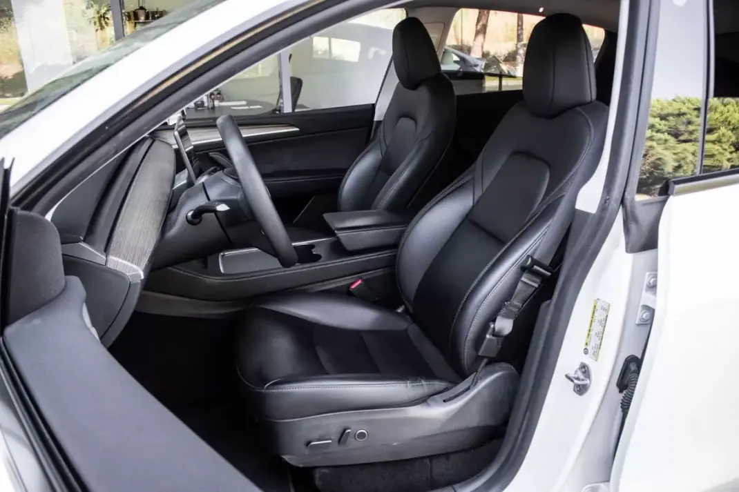 Tesla Model Y 2023 - 37900 EUR, 74250 km - 74250km - foto 22 de 40