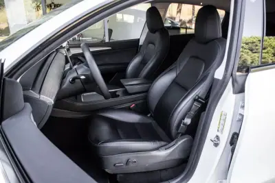 Tesla Model Y 2023 - 37900 EUR, 74250 km - AUTO.MOTO.pt - 74250km - foto 22 de 40