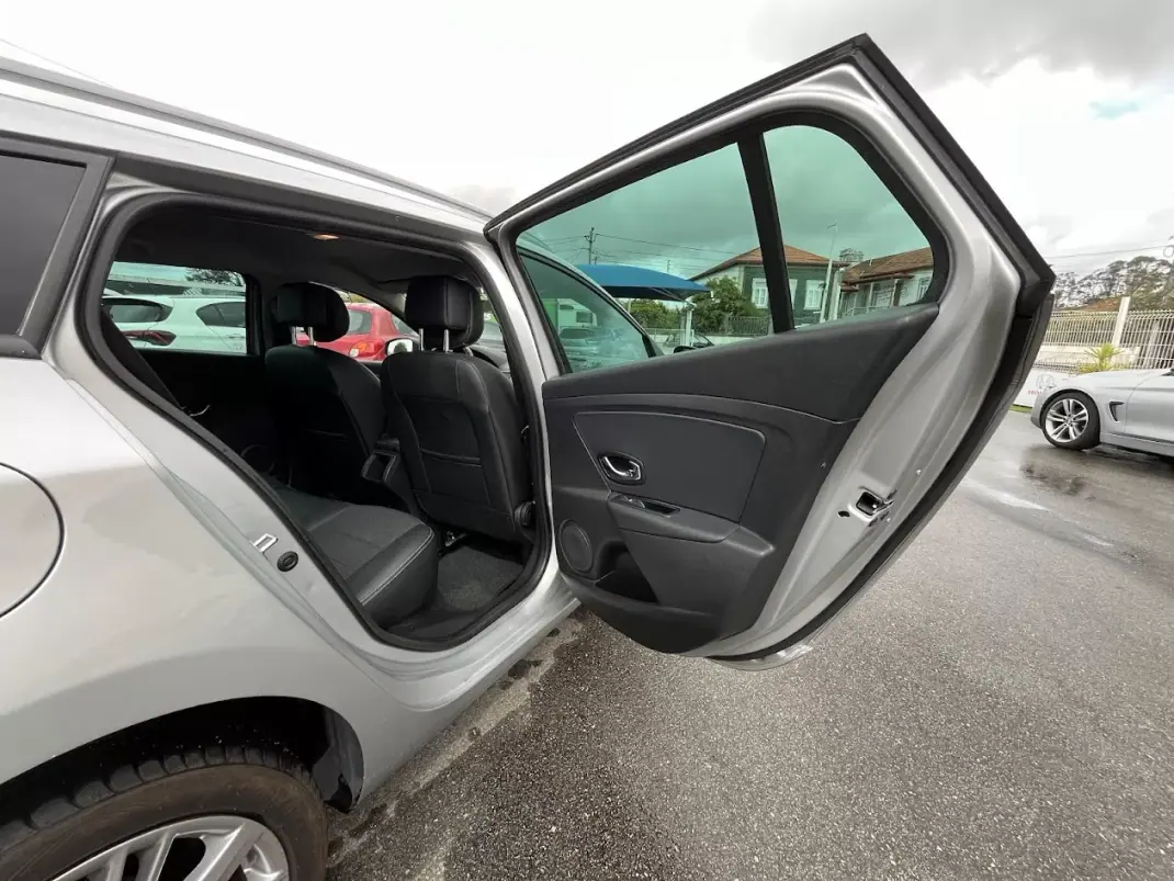 Renault Mégane Sport Tourer 2014 - 7750 EUR, 250000 km - AUTO.MOTO.pt - 250000km - foto 35 de 47