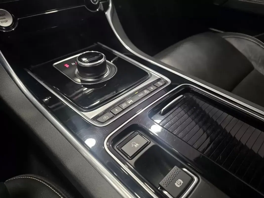 Jaguar XE 2017 - 16980 EUR, 185325 km - 185325km - foto 23 de 36