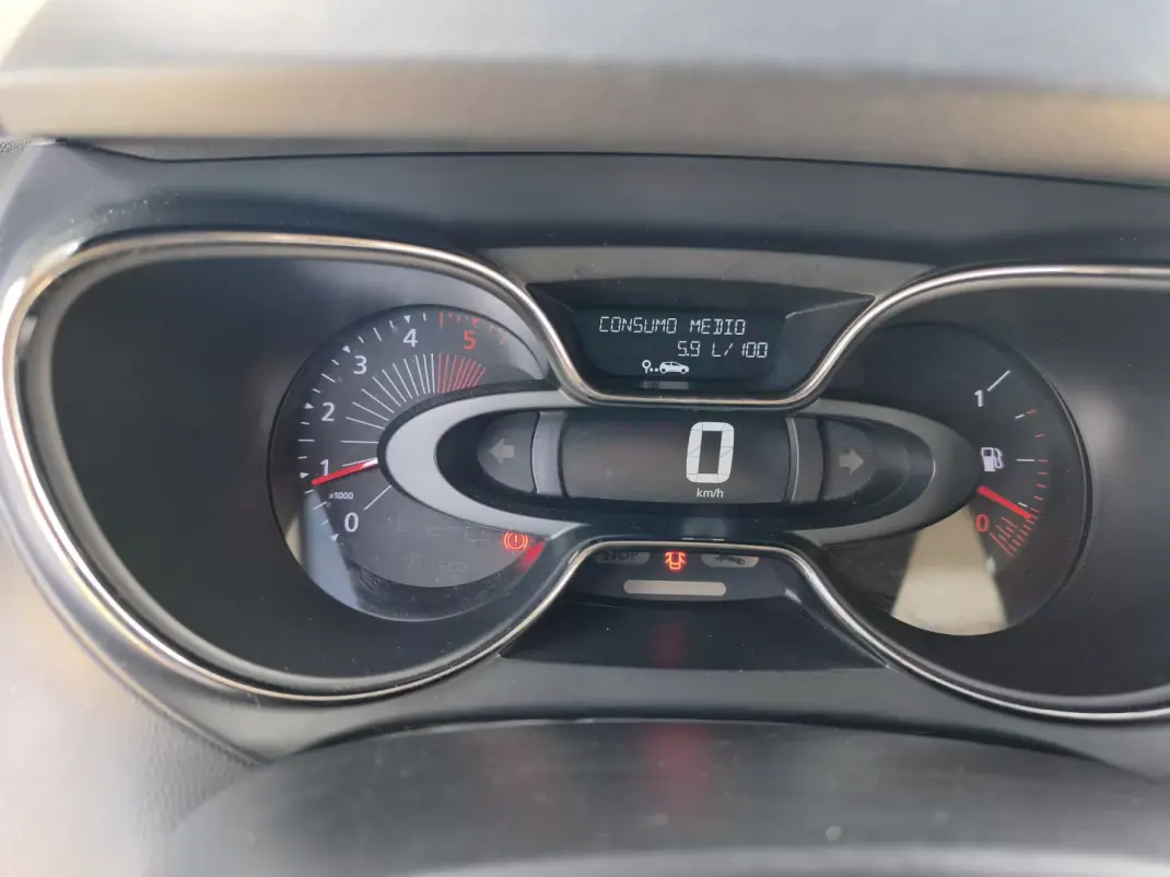 Renault Captur 2017 - 12990 EUR, 137723 km - AUTO.MOTO.pt - 137723km - foto 16 de 22