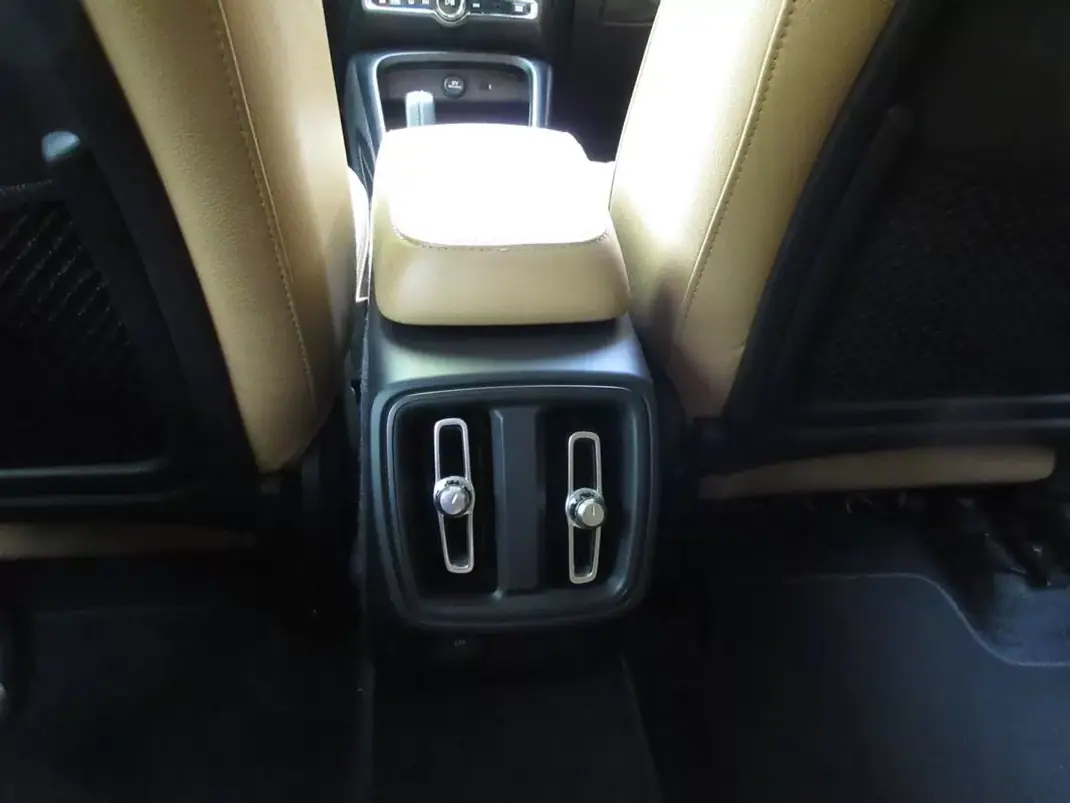 Volvo XC 40 2019 - 29490 EUR, 70000 km - AUTO.MOTO.pt - 70000km - foto 42 de 60