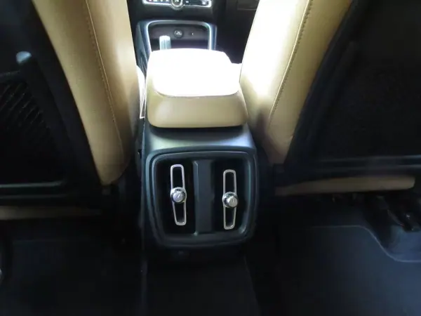 Volvo XC 40 2019 - 29490 EUR, 70000 km - AUTO.MOTO.pt - 70000km - foto 42 de 60
