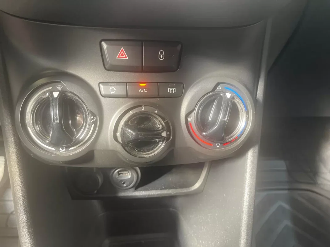 Peugeot 208 2013 - 6999 EUR, 195000 km - AUTO.MOTO.pt - 195000km - foto 35 de 35