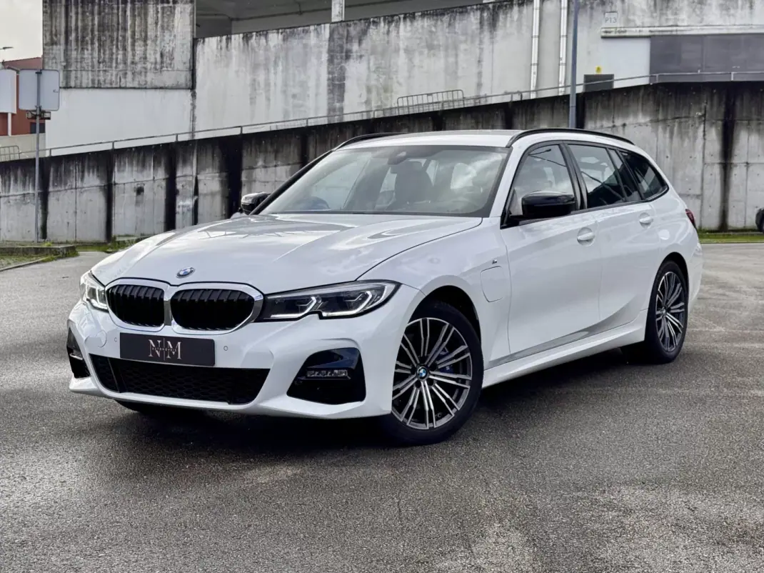 BMW 330 2020 - 32990 EUR, 44000 km - AUTO.MOTO.pt - 44000km - foto 1 de 33