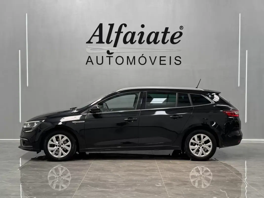 Renault Mégane Sport Tourer 2020 - 15990 EUR, 80000 km - AUTO.MOTO.pt - 80000km - foto 10 de 26