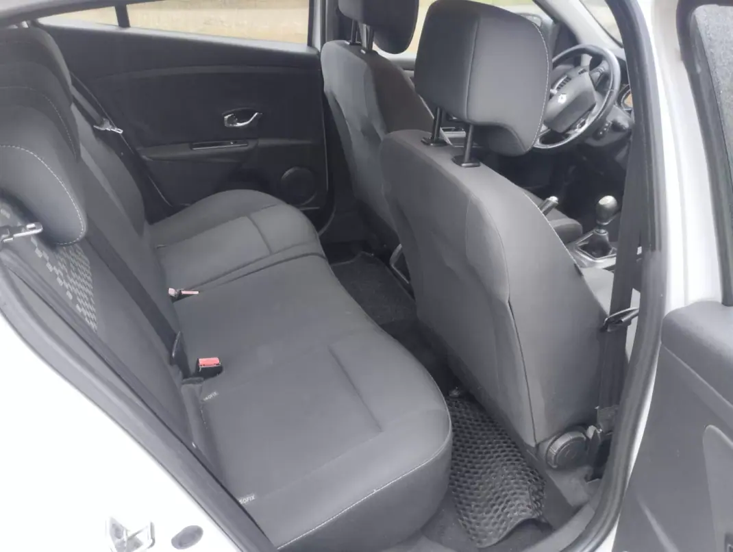 Renault Mégane 2013 - 3750 EUR, 320000 km - AUTO.MOTO.pt - 320000km - foto 12 de 27