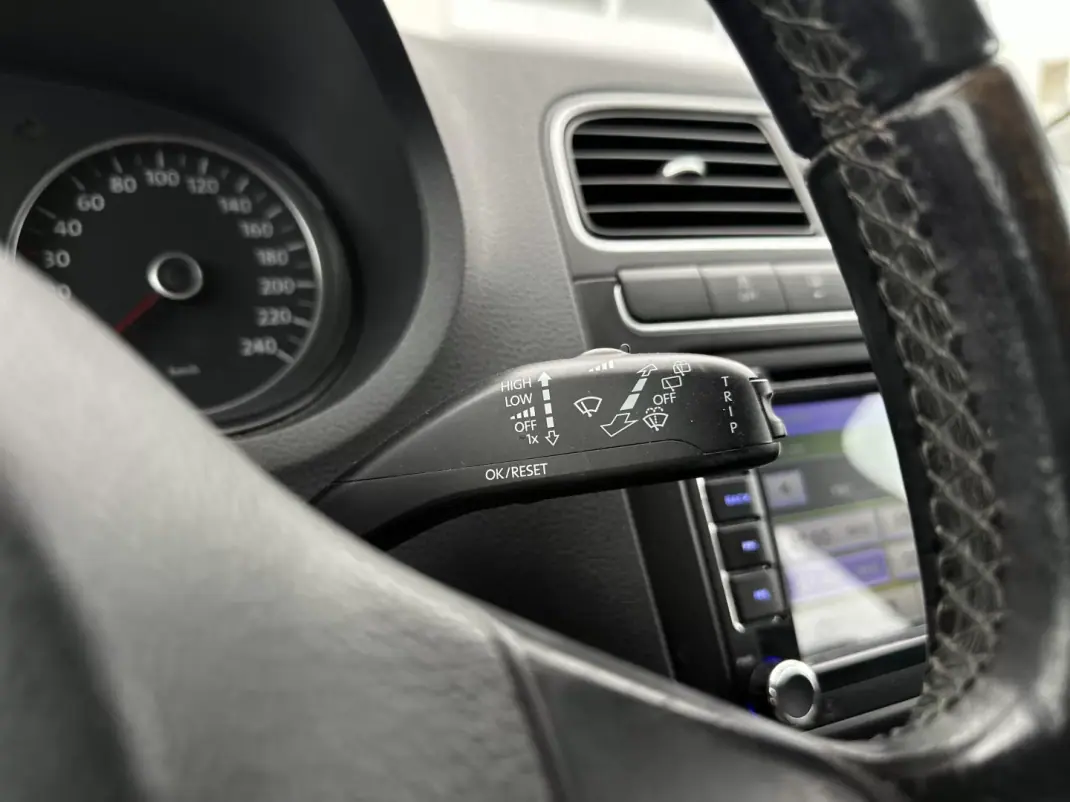 Volkswagen Polo 2010 - 7490 EUR, 151000 km - AUTO.MOTO.pt - 151000km - foto 29 de 30