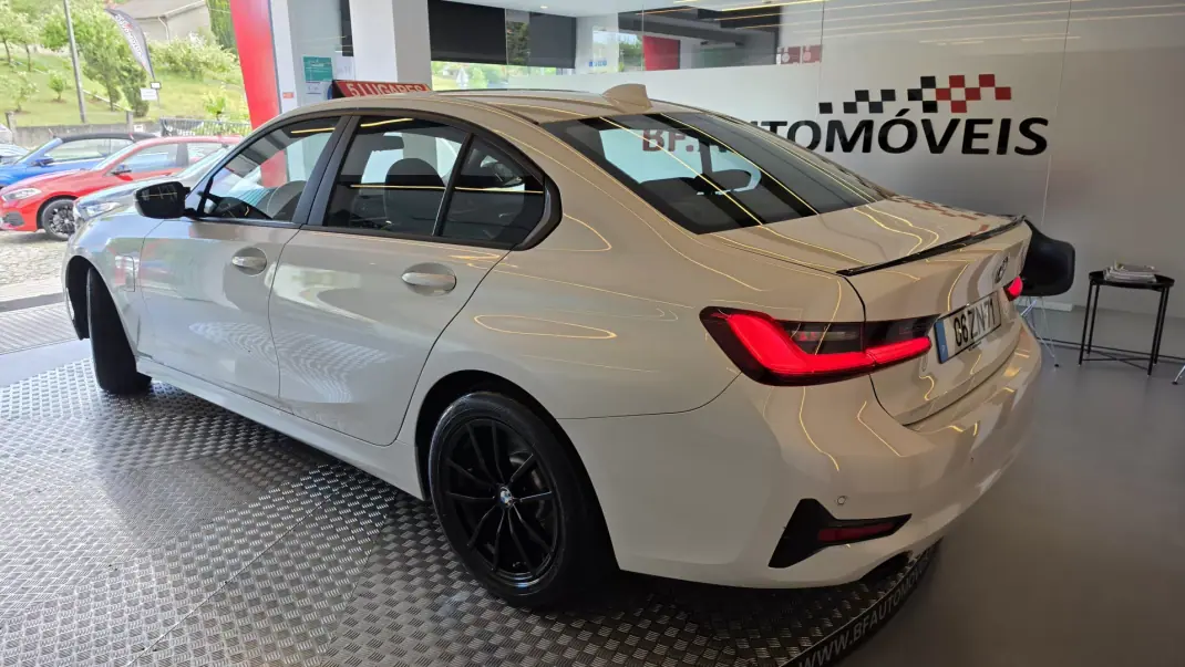 BMW 330 2019 - 22900 EUR, 111028 km - AUTO.MOTO.pt - 111028km - foto 21 de 54