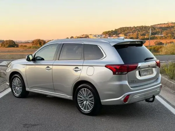Mitsubishi Outlander 2021 — photo 2 of 37