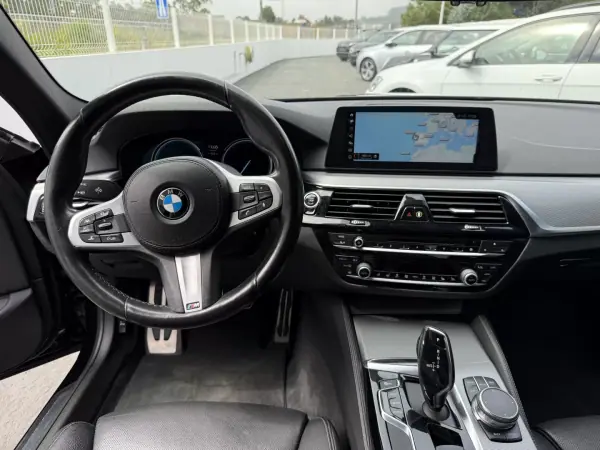 BMW 520 2019 - 28500 EUR, 146000 km - AUTO.MOTO.pt - 146000km - foto 8 de 21