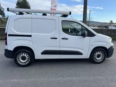 Peugeot PARTNER GIRAFON 2019 - 13990 EUR, 150000 km - AUTO.MOTO.pt - 150000km - foto 4 de 39