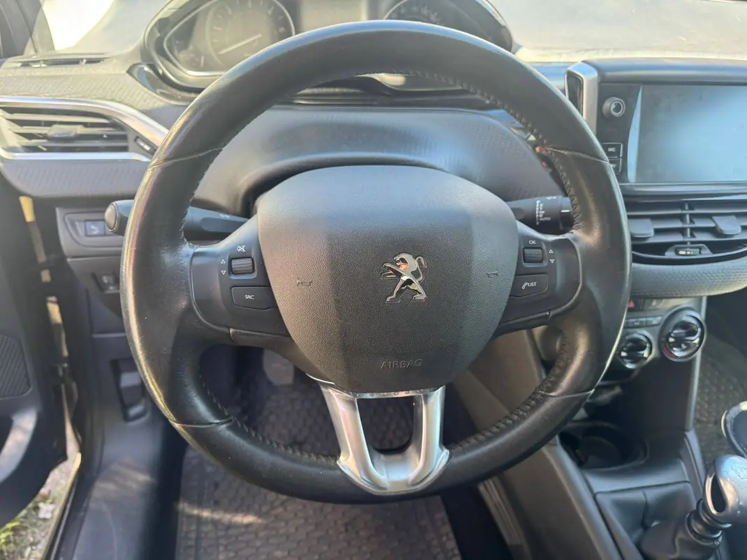 Peugeot 208 2019 - 10500 EUR, 136500 km - AUTO.MOTO.pt - 136500km - foto 8 de 8