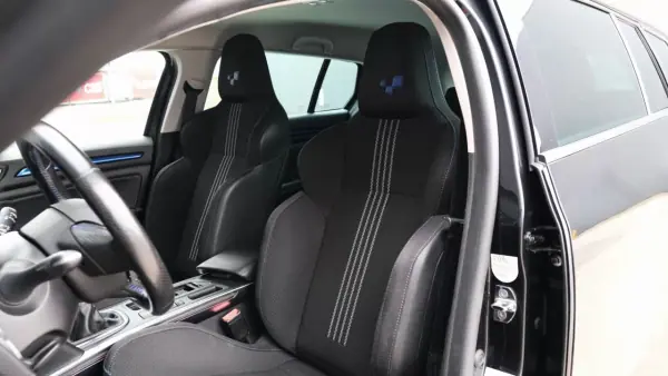 Renault Mégane Sport Tourer 2019 - 16300 EUR, 123000 km - AUTO.MOTO.pt - 123000km - foto 17 de 30