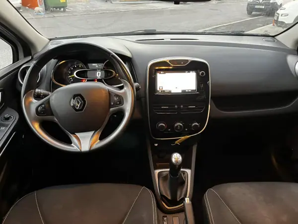 Renault Clio Sport Tourer 2016 - 10900 EUR, 138639 km - AUTO.MOTO.pt - 138639km - foto 4 de 21