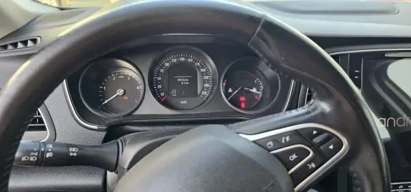 Renault Mégane 2017 - 14900 EUR, 94242 km - AUTO.MOTO.pt - 94242km - foto 6 de 13