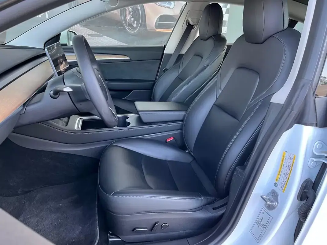 Tesla Model 3 2022 - 27990 EUR, 45000 km - AUTO.MOTO.pt - 45000km - foto 4 de 14