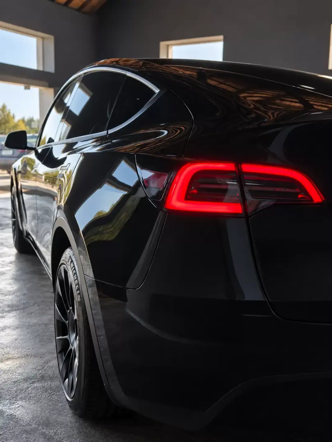Tesla Model Y 2023 - 38490 EUR, 74953 km - 74953km - foto 5 de 25