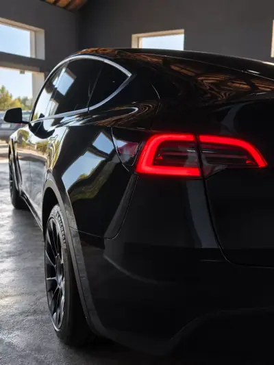 Tesla Model Y 2023 - 38490 EUR, 74953 km - 74953km - foto 5 de 25