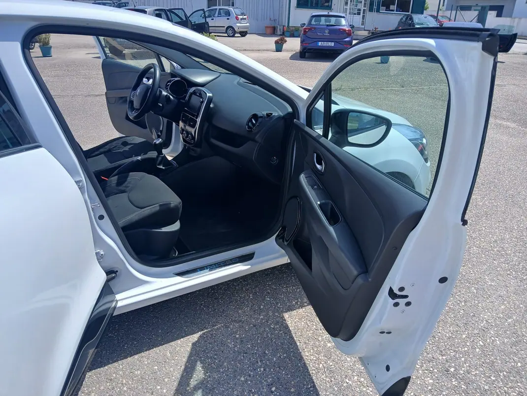 Renault Clio 2019 - 12400 EUR, 108847 km - 108847km - foto 13 de 15