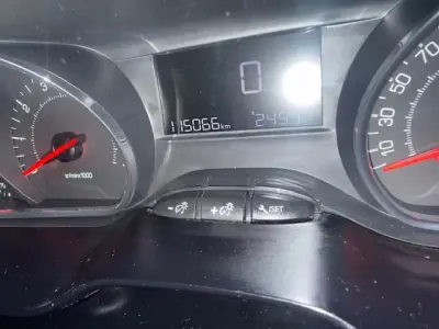 Peugeot 208 2014 - 7400 EUR, 116000 km - AUTO.MOTO.pt - 116000km - foto 22 de 26