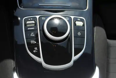 Mercedes-Benz C 300 2020 - 28990 EUR, 128000 km - AUTO.MOTO.pt - 128000km - foto 31 de 36