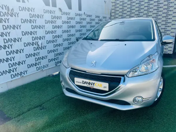 Peugeot 208 2013 - 7900 EUR, 154000 km - AUTO.MOTO.pt - 154000km - foto 2 de 12