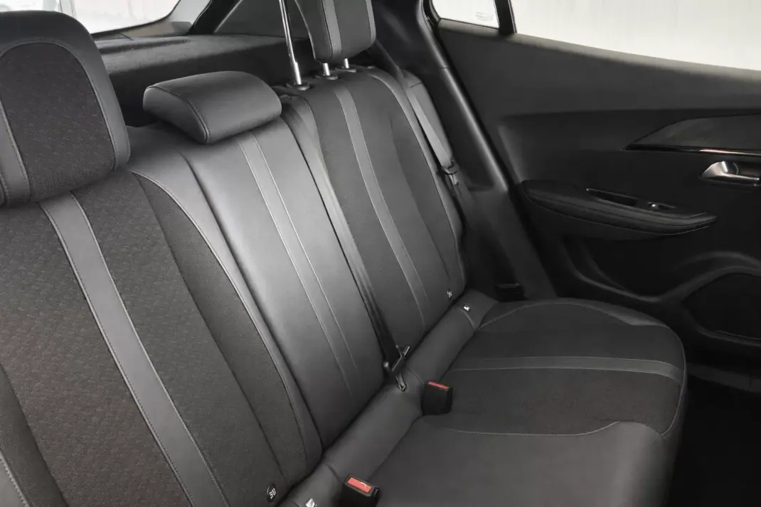 Peugeot e-2008 2020 - 14790 EUR, 153203 km - AUTO.MOTO.pt - 153203km - foto 6 de 9