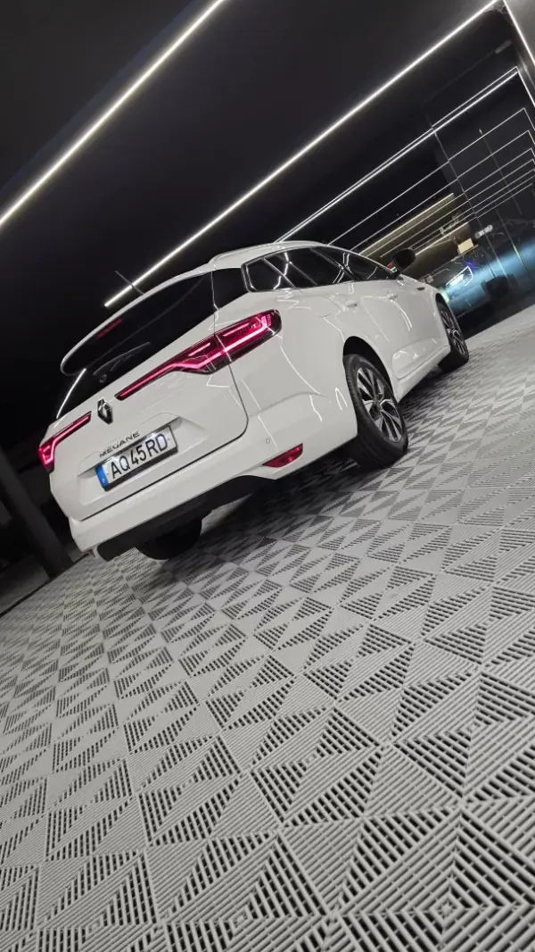 Renault Mégane Sport Tourer 2022 - 15750 EUR, 128121 km - AUTO.MOTO.pt - 128121km - foto 11 de 18