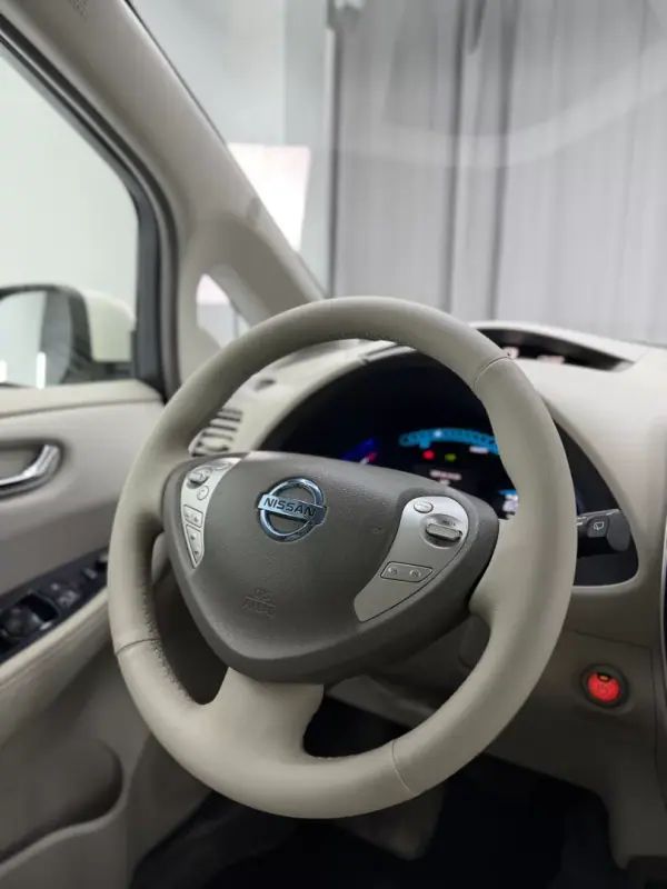 Nissan Leaf 2013 - 6500 EUR, 54000 km - AUTO.MOTO.pt - 54000km - foto 16 de 21