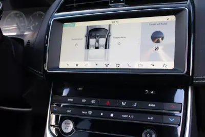 Jaguar XE 2018 - 17900 EUR, 184933 km - AUTO.MOTO.pt - 184933km - foto 12 de 18