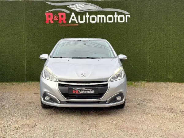 Peugeot 208 2016 - 8900 EUR, 178000 km - AUTO.MOTO.pt - 178000km - foto 4 de 21