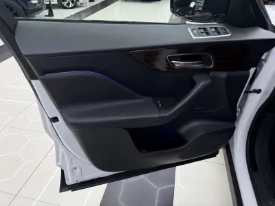 Jaguar F-Pace 2017 - 27950 EUR, 141687 km - 141687km - foto 19 de 48