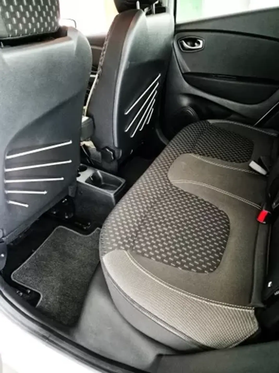 Renault Captur 2018 - 13750 EUR, 50000 km - 50000km - foto 10 de 11