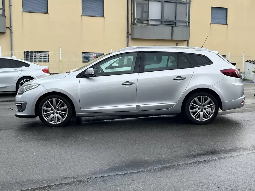 Renault Mégane Sport Tourer 2014 - 7750 EUR, 250000 km - AUTO.MOTO.pt - 250000km - foto 8 de 47