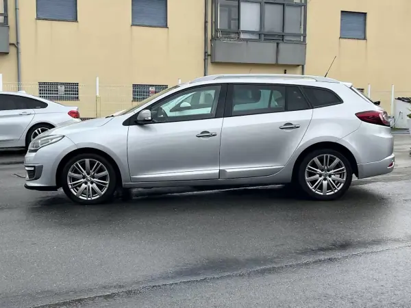 Renault Mégane Sport Tourer 2014 - 7750 EUR, 250000 km - AUTO.MOTO.pt - 250000km - foto 8 de 47