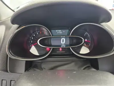 Renault Clio Sport Tourer 2018 - 11250 EUR, 87756 km - AUTO.MOTO.pt - 87756km - foto 23 de 30