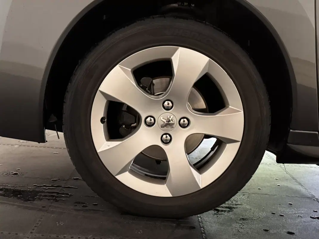 Peugeot 3008 2011 - 7900 EUR, 218000 km - AUTO.MOTO.pt - 218000km - foto 9 de 22