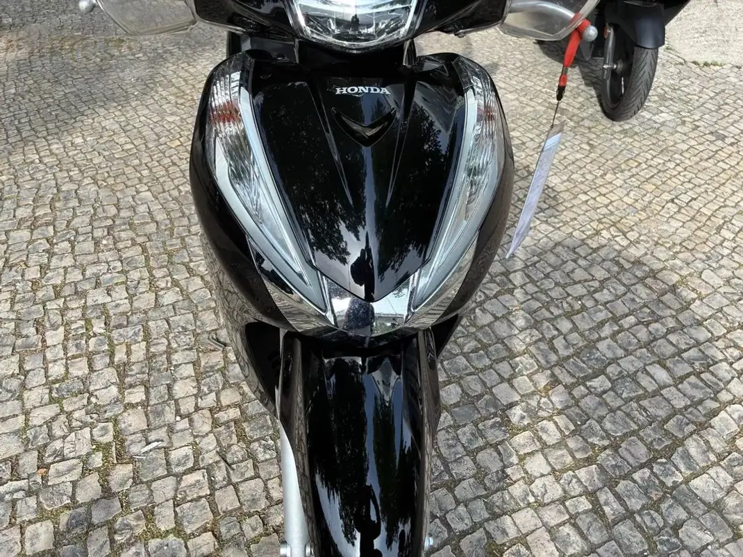 Honda SH 150i 2018 - 2950 EUR, 52726 km - AUTO.MOTO.pt - 52726km - foto 5 de 16