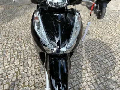 Honda SH 150i 2018 - 2950 EUR, 52726 km - AUTO.MOTO.pt - 52726km - foto 5 de 16