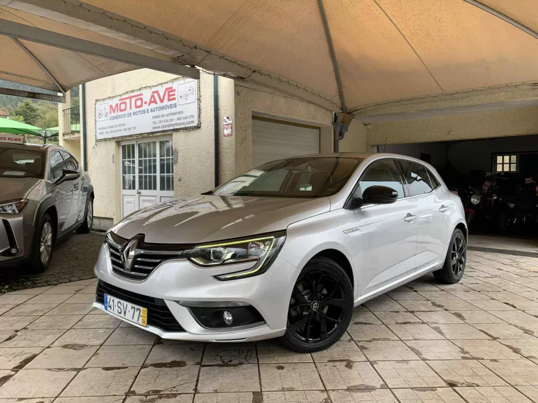 Renault Mégane 2017 - 16750 EUR, 88269 km - AUTO.MOTO.pt - 88269km - foto 1 de 35