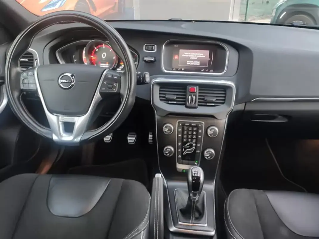 Volvo V40 2018 - 17500 EUR, 185000 km - AUTO.MOTO.pt - 185000km - foto 21 de 28