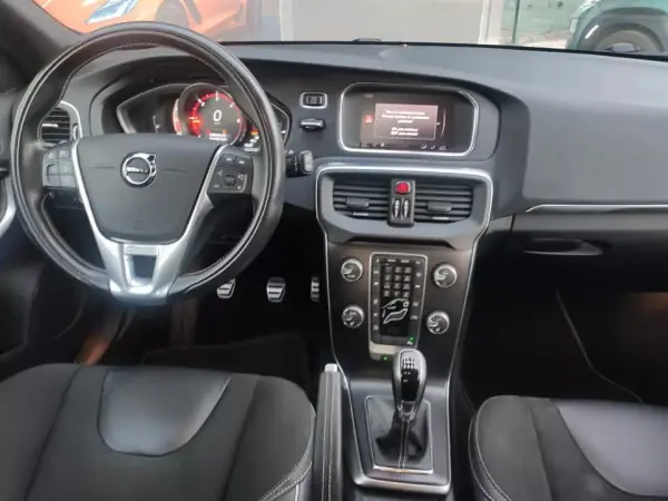 Volvo V40 2018 - 17500 EUR, 185000 km - AUTO.MOTO.pt - 185000km - foto 21 de 28