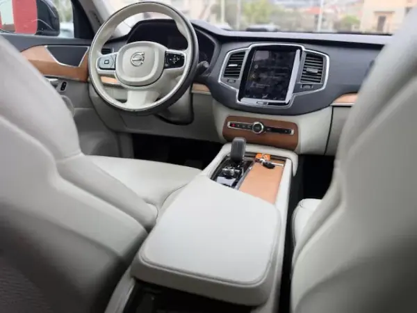 Volvo XC 90 2021 - 44900 EUR, 189000 km - AUTO.MOTO.pt - 189000km - foto 13 de 16