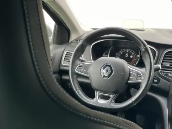 Renault Mégane Sport Tourer 2016 - 10750 EUR, 143000 km - AUTO.MOTO.pt - 143000km - foto 23 de 37