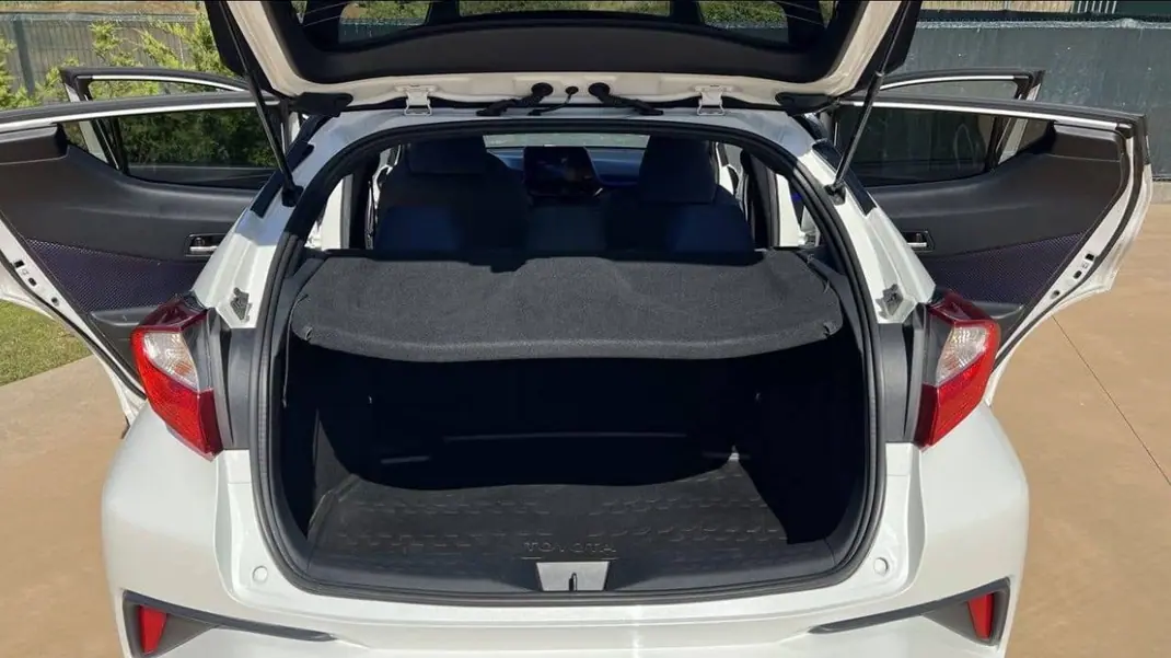 Toyota C-HR 2016 - 12000 EUR, 130000 km - AUTO.MOTO.pt - 130000km - foto 8 de 8