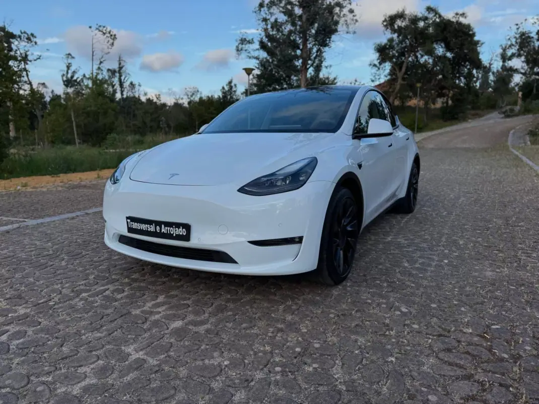 Tesla Model Y 2021 - 31500 EUR, 135000 km - AUTO.MOTO.pt - 135000km - foto 1 de 23