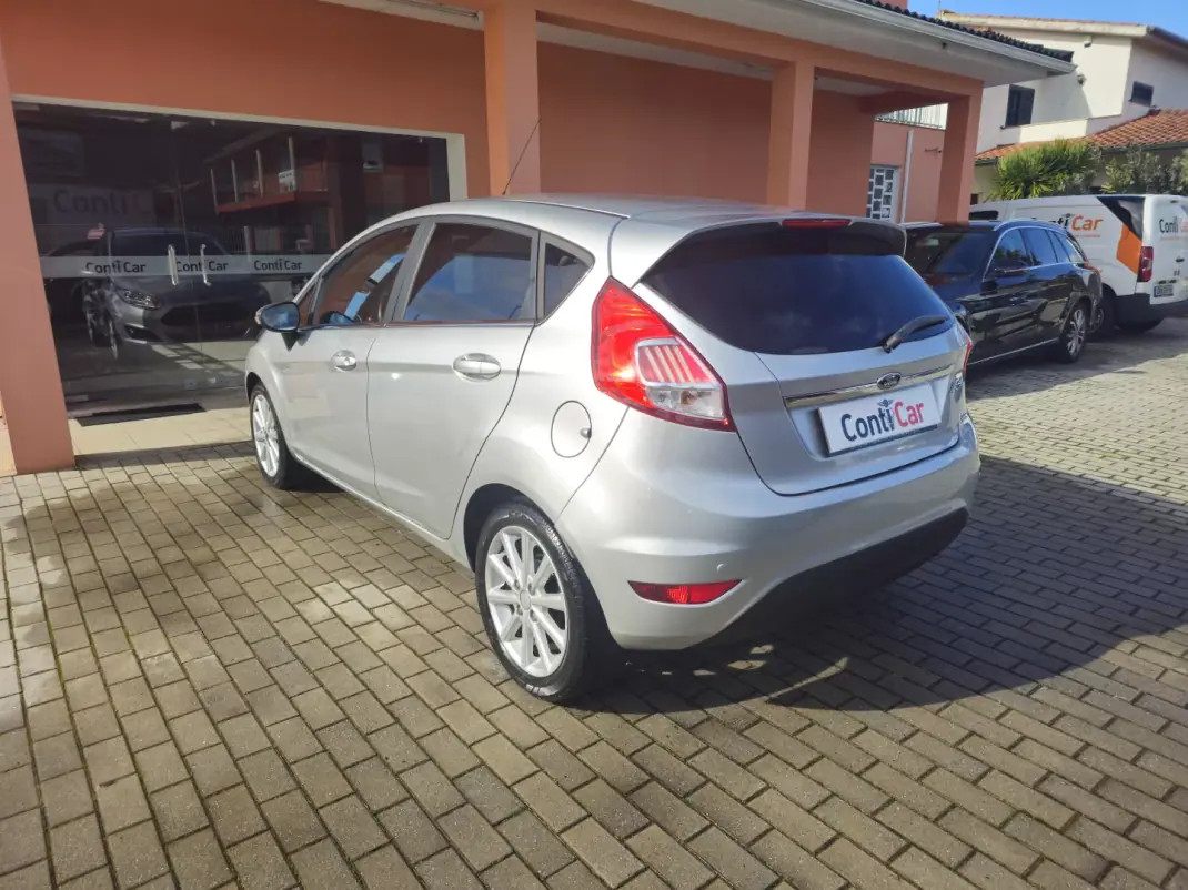 Ford Fiesta 2015 - 9990 EUR, 120400 km - AUTO.MOTO.pt - 120400km - foto 6 de 12