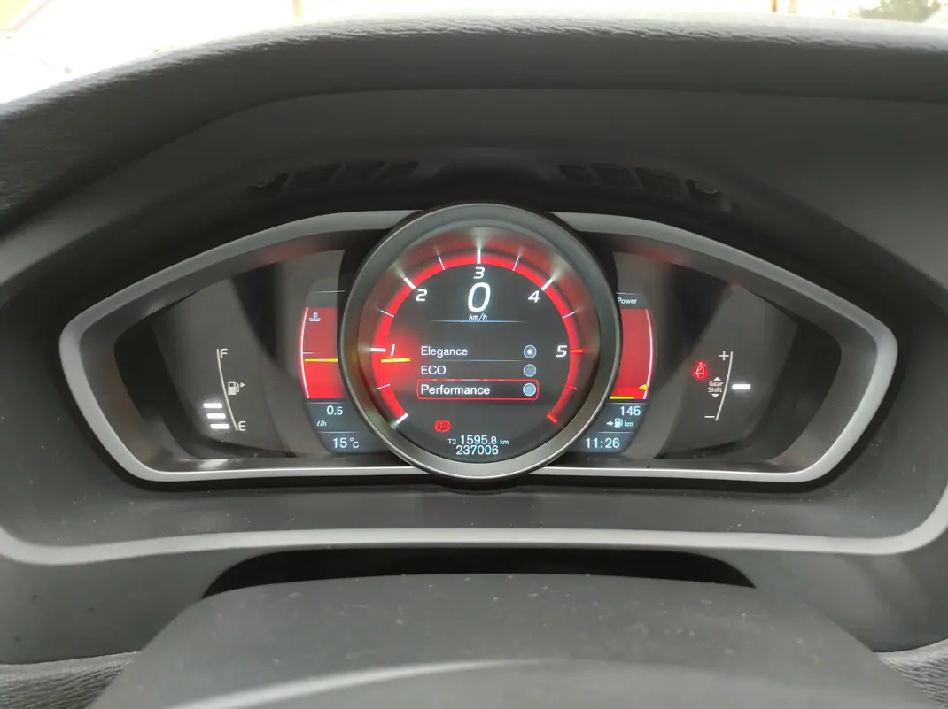 Volvo V40 Cross Country 2014 - 9900 EUR, 235000 km - AUTO.MOTO.pt - 235000km - foto 15 de 15